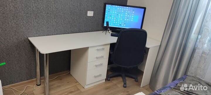 Компьютерный стол с полками и ящиками