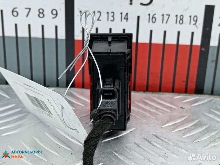 Кнопка аварийной сигнализации Skoda Rapid 2015