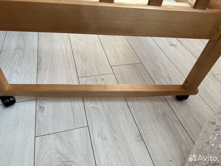 Детская кроватка с поперечным маятником