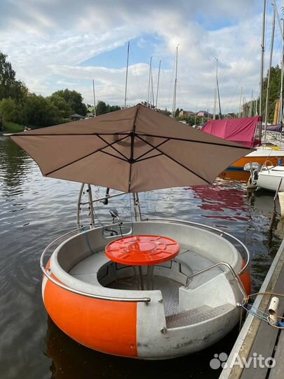 Лодка с мотором и грилем бухлоход