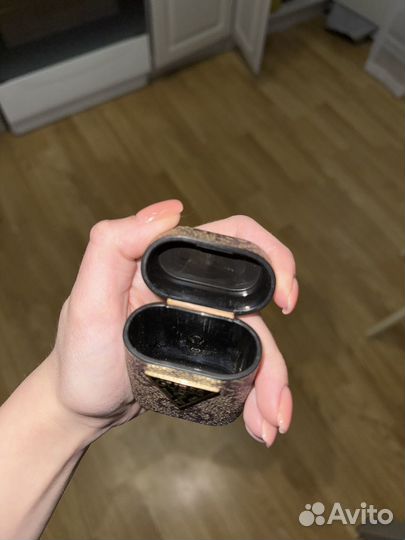 Чехол guess на наушники airpods 1 и 2