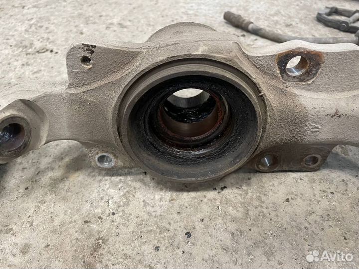 Поворотный кулак левый Niva Travel Лада Нива Треве