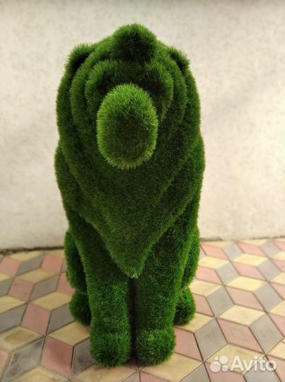 Лев из искуственной травы