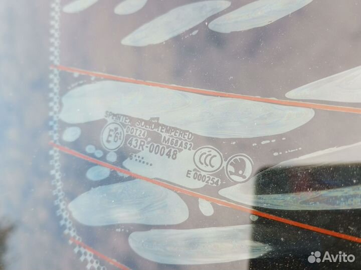 Стекло крышки багажника Skoda Octavia A5