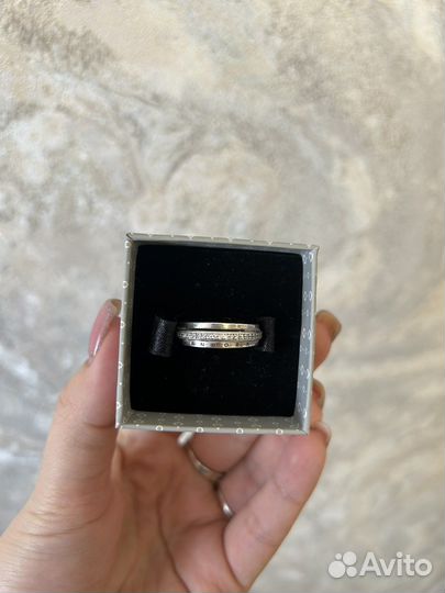 Pandora кольцо логомания