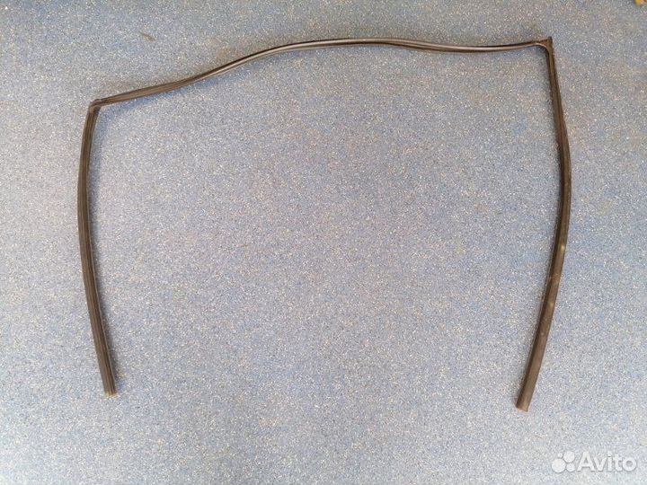 Уплотнитель стекла двери передний правый Toyota