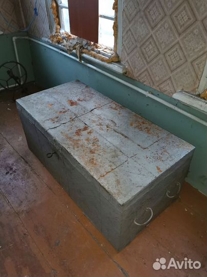 Сундук кованый старинный с музыкальным замком