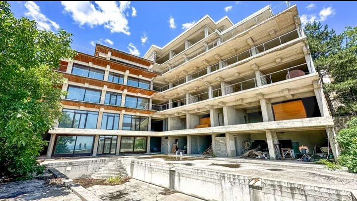 Здание, 3700 м²