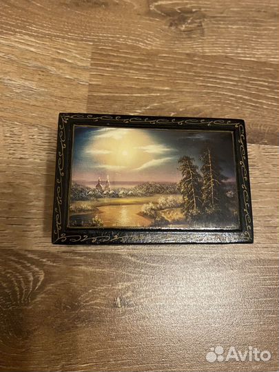 Деревянная шкатулка