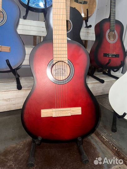 Классическая гитара красная