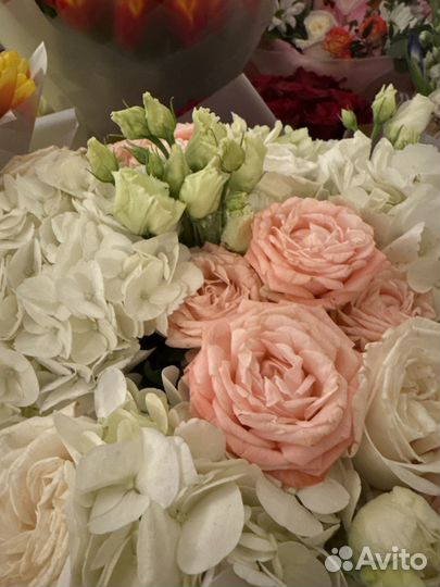 Букет из гортензий и пионовидных роз