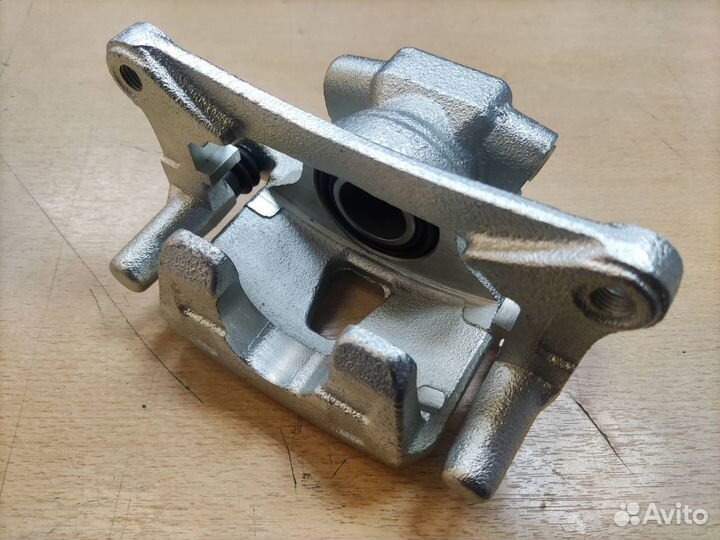 Mitsubishi Outlander XL суппорт задний