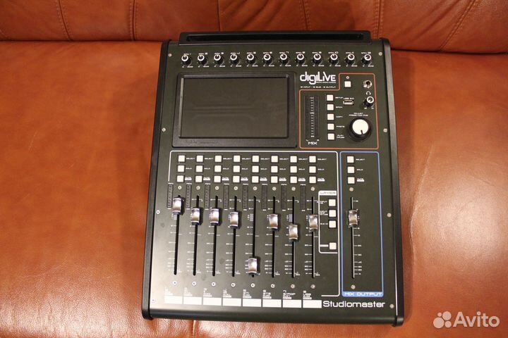 Studiomaster DigiLive 16 Цифровой микшерный пульт