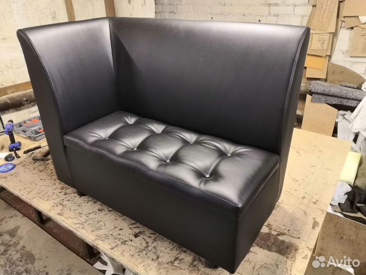 Диван для посетителей