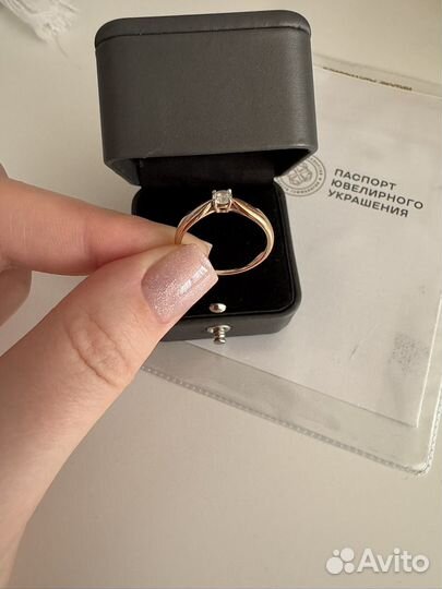 Золотое кольцо с бриллиантом