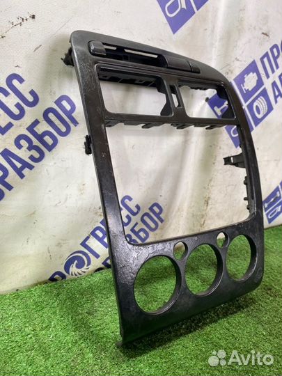 Накладка центральной консоли Toyota Avensis