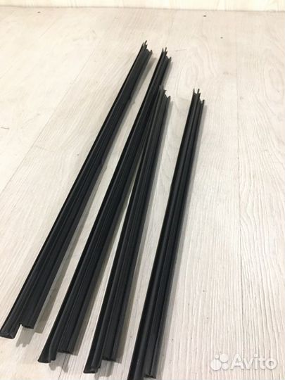 Уплотнитель стекла двери Mercedes Benz E350 W211