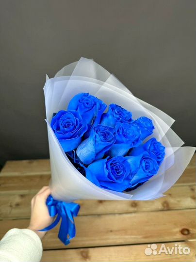 Свежий букет из 9 синих роз