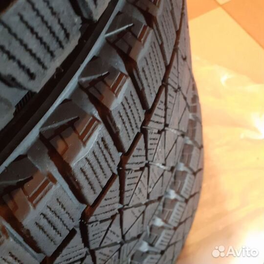 Bridgestone Blizzak DM-V2 225/65 R17