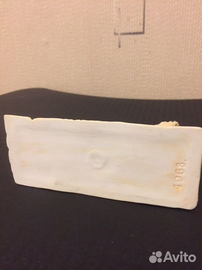 Фарфоровая фигурка