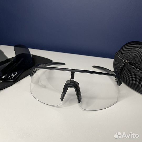 Солнцезащитные очки Oakley Sutro Lite