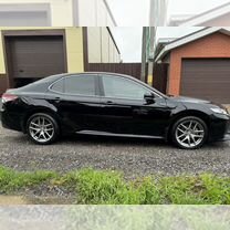 Toyota Camry 2.5 AT, 2018, 137 700 км, с пробегом, цена 2 577 000 руб.