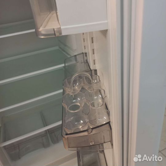 Холодильник с морозильной камерой. Доставка