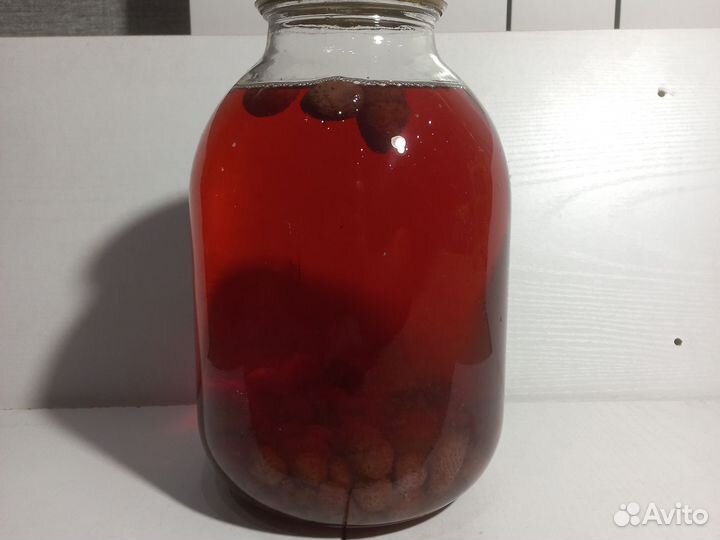 Соленья домашние, компоты, салаты, сок томатный