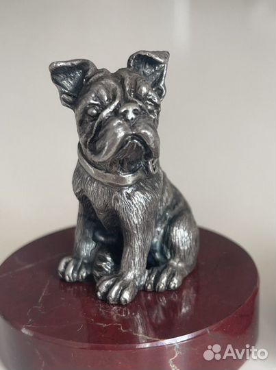 Серебряный сувенир Собака на подставке из яшмы