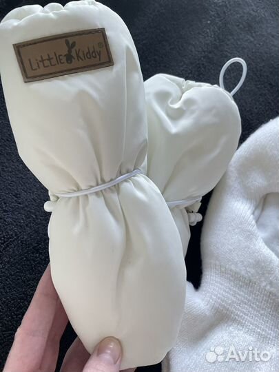 Зимняя шапка шлем и стильные варежки