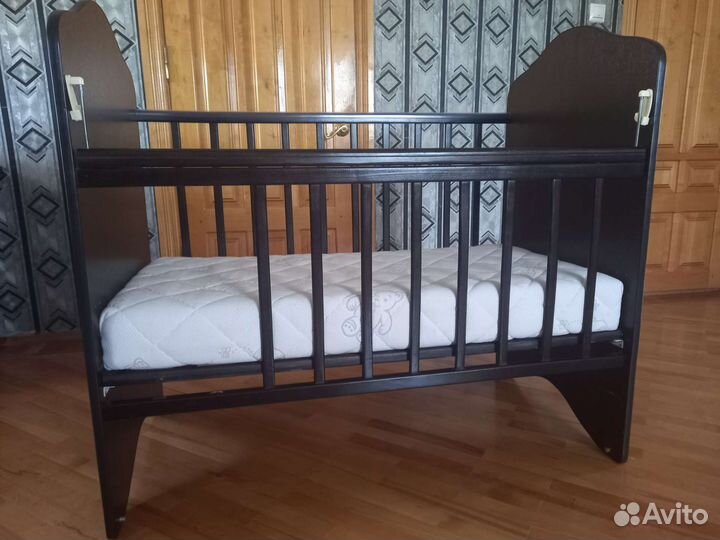 Детская кроватка с маятником