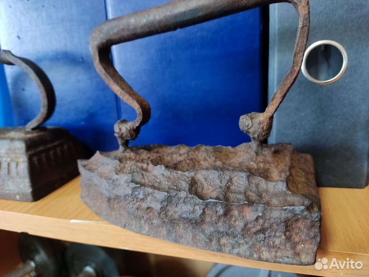 Древний старинный утюг чугунный