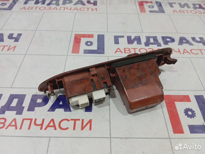 Кнопка стеклоподъемника заднего правого Toyota Land Cruiser (J100) 84810-60050
