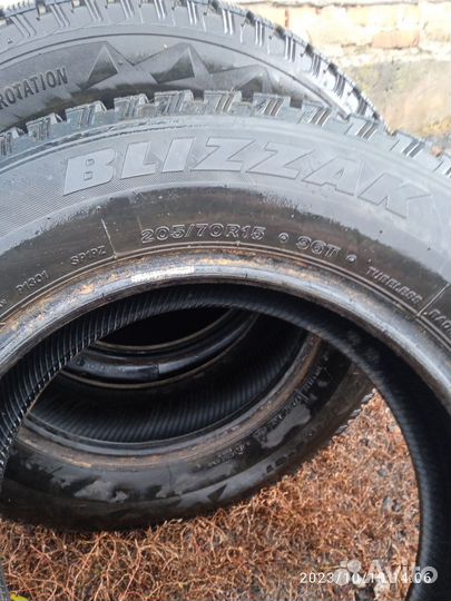 Bridgestone Blizzak Spike-01 205/70 R15 96T