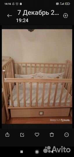 Детская кроватка с маятником и ящиком