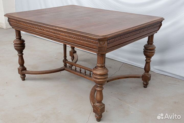 Антикварный обеденный стол из массива
