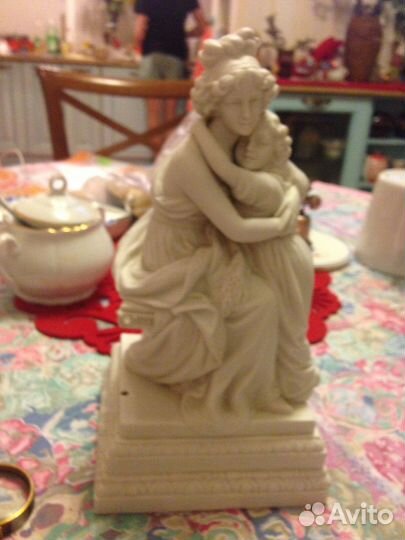 Фарфоровая статуэтка
