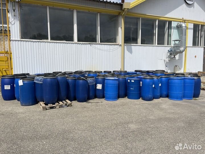 Бочка пластиковая и металлические