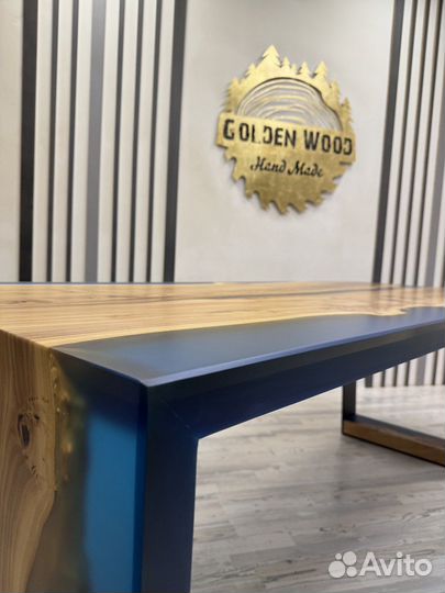 Стол из массива и смолы