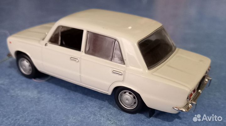 Модель автомобиля 1:43