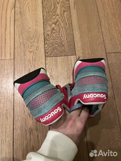 Кроссовки женские