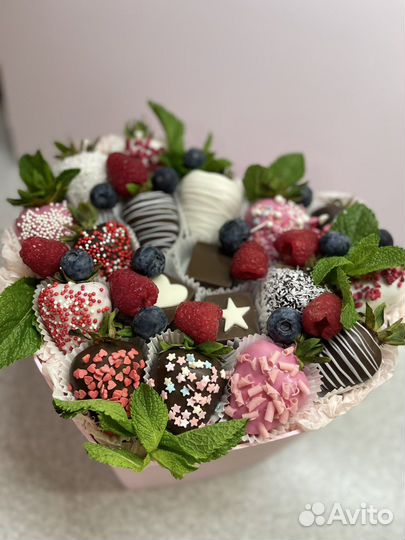 Клубника в шоколаде с цветами