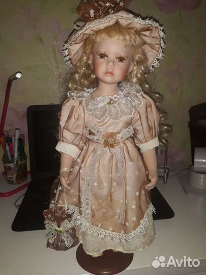Кукла фарфор