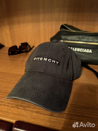 Бейсболка (кепка) Givenchy