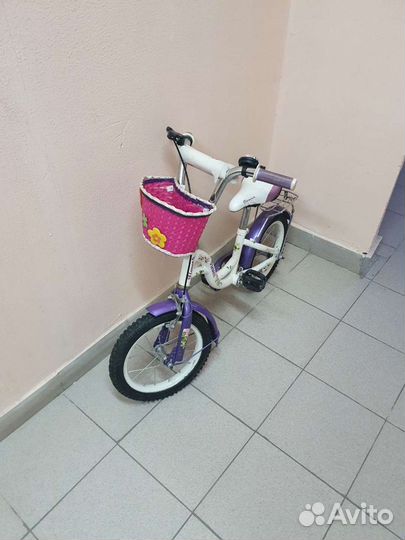 Детский велосипед с дополнительными колесами