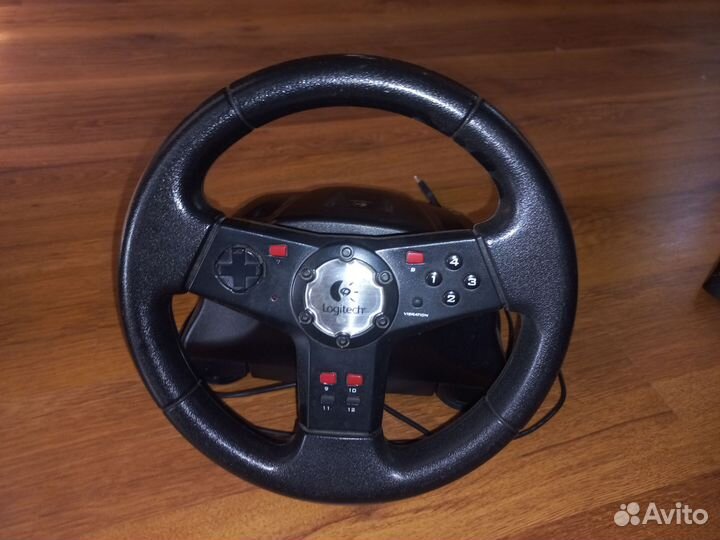 Игровой руль с педалями 