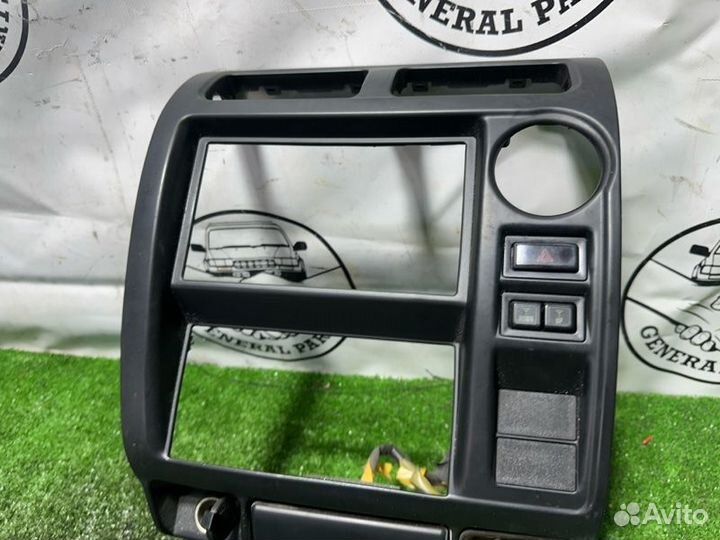 Консоль магнитофона передний Toyota Land Cruiser