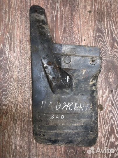 Брызговик задний левый Mitsubishi Pajero V11V 4D56