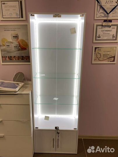 Стеллаж-витрина с дверцами