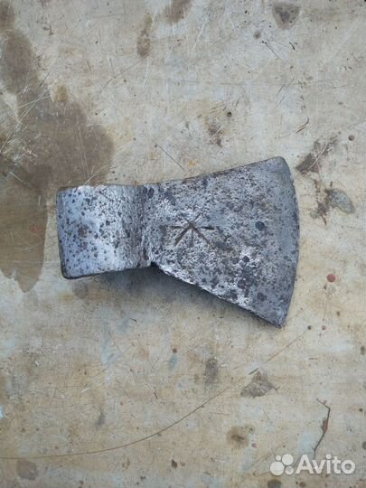 Старинный топор +предмет